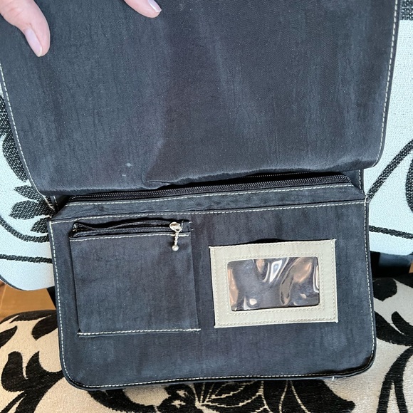 Black Baggallini crossbody bag with hidden card slots and zipper pockets - Picture 2 of 3